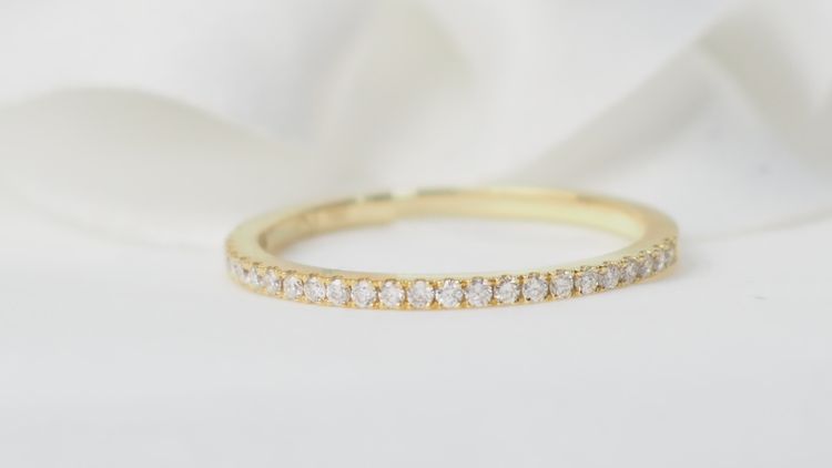 Demi alliance en or jaune et diamants