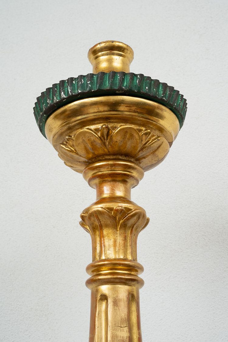 Paire de flambeaux anciens en bois doré et sculpté. Florence, début du XIXe siècle.