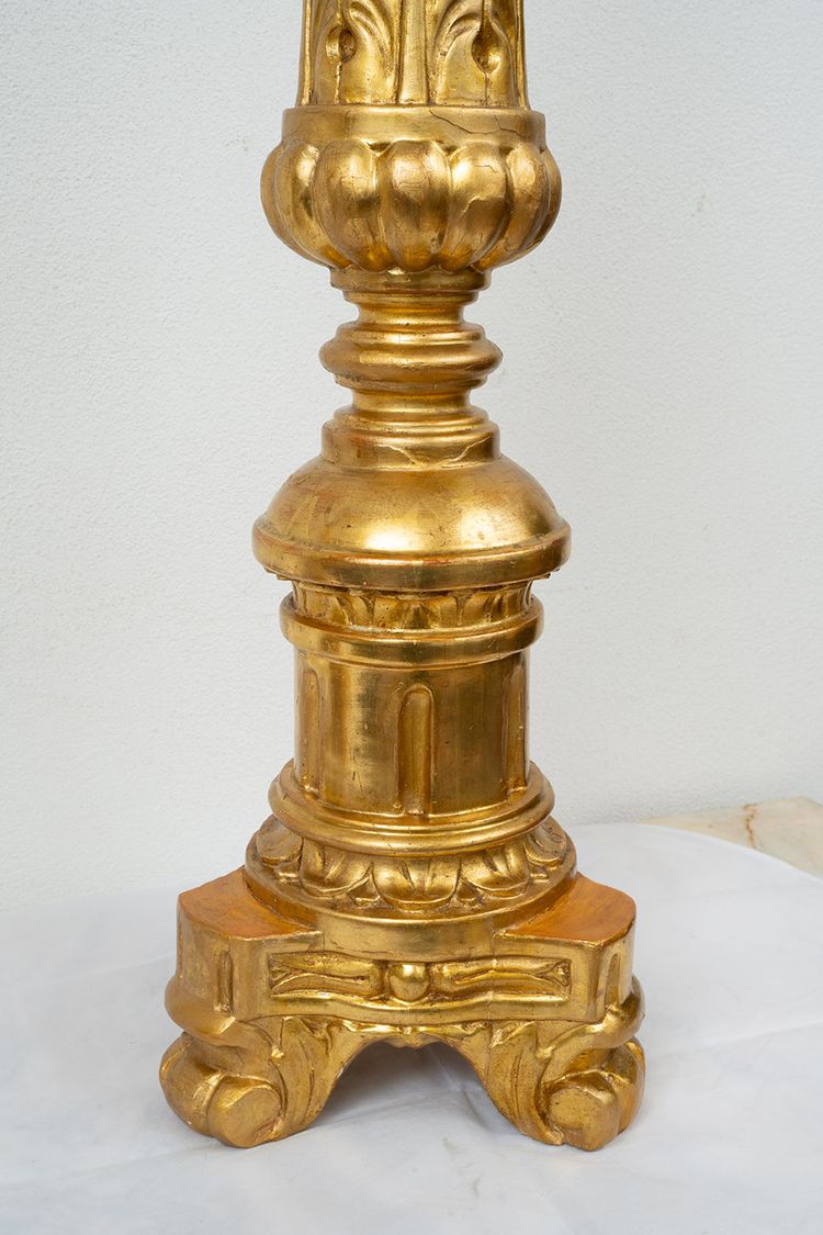 Paire de flambeaux anciens en bois doré et sculpté. Florence, début du XIXe siècle.