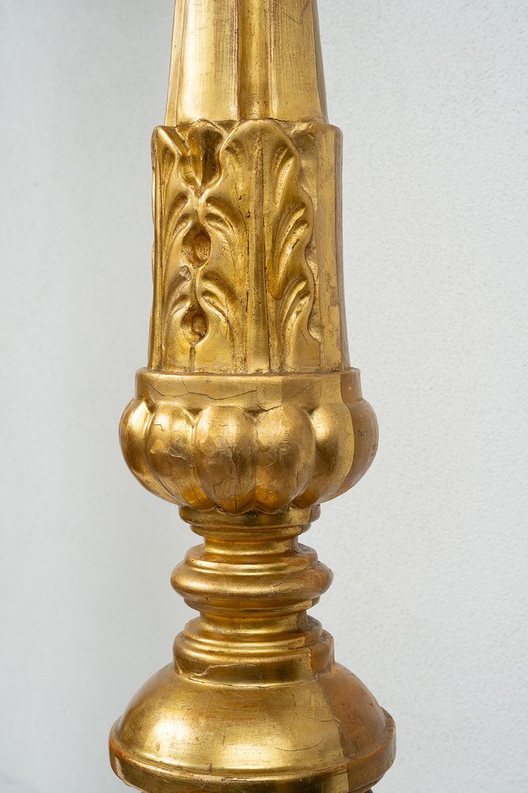 Paire de flambeaux anciens en bois doré et sculpté. Florence, début du XIXe siècle.