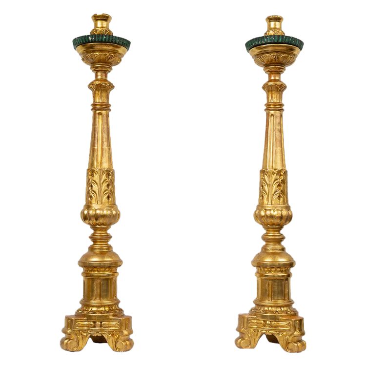 Paire de flambeaux anciens en bois doré et sculpté. Florence, début du XIXe siècle.