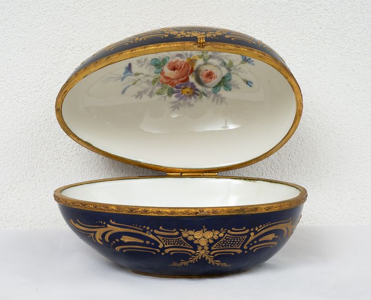 Coffret à bijoux ancien en porcelaine de Sèvres Napoléon III signé "E.Froger". XIXe siècle.