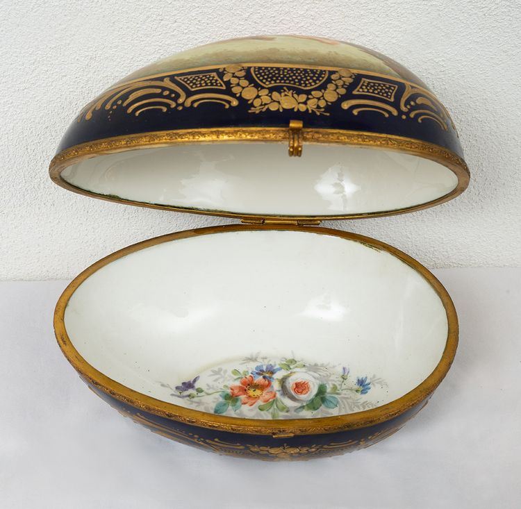Coffret à bijoux ancien en porcelaine de Sèvres Napoléon III signé "E.Froger". XIXe siècle.
