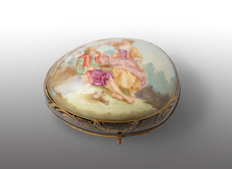Coffret à bijoux ancien en porcelaine de Sèvres Napoléon III signé "E.Froger". XIXe siècle.