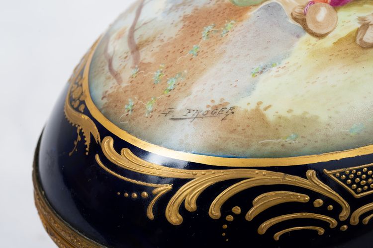 Coffret à bijoux ancien en porcelaine de Sèvres Napoléon III signé "E.Froger". XIXe siècle.