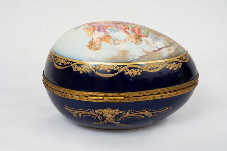Coffret à bijoux ancien en porcelaine de Sèvres Napoléon III signé "E.Froger". XIXe siècle.