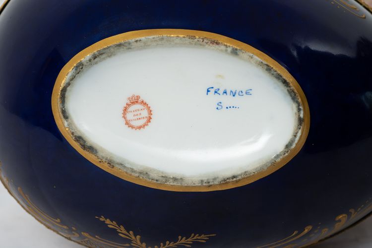 Coffret à bijoux ancien en porcelaine de Sèvres Napoléon III signé "E.Froger". XIXe siècle.
