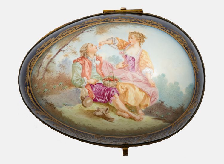 Coffret à bijoux ancien en porcelaine de Sèvres Napoléon III signé "E.Froger". XIXe siècle.