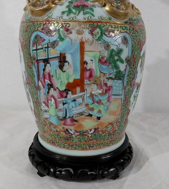  Vaso in porcellana Canton su base in legno, Cina - XIX secolo