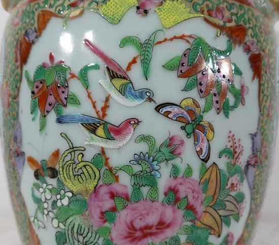  Vaso in porcellana Canton su base in legno, Cina - XIX secolo