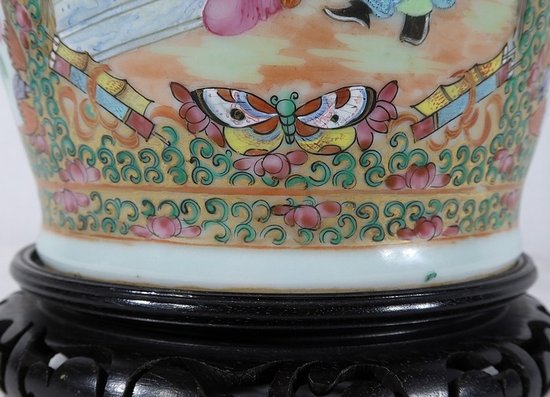  Vaso in porcellana Canton su base in legno, Cina - XIX secolo