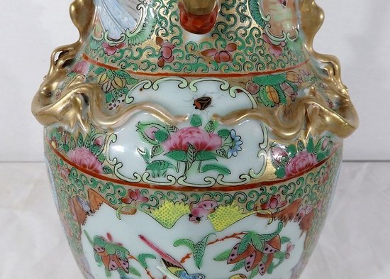  Vaso in porcellana Canton su base in legno, Cina - XIX secolo
