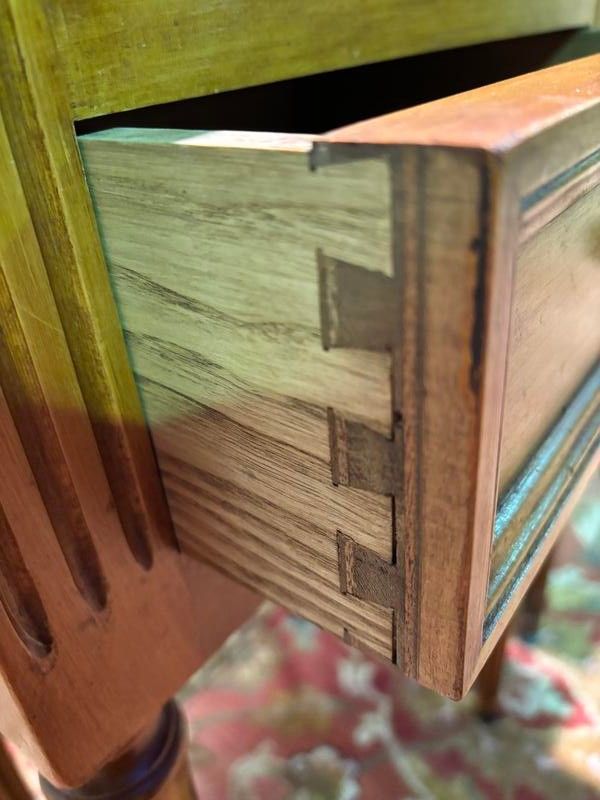 Coppia di comodini in stile Luigi XVI in legno di ciliegio