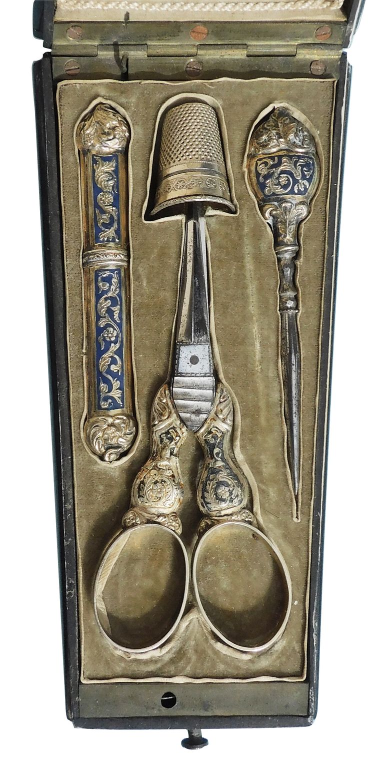 Nécessaire De Couture En Argent Vermeil émaillé XIXe Charles X