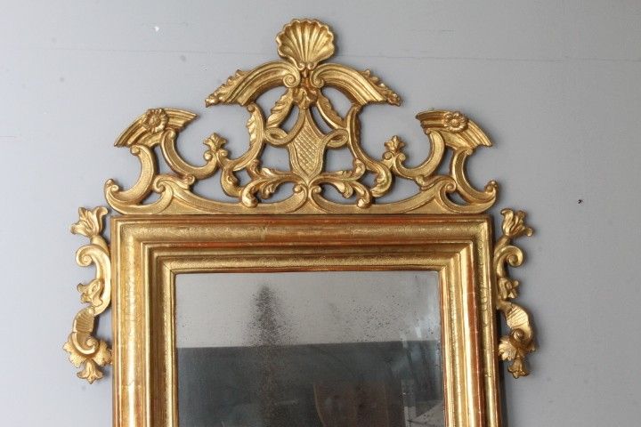 Miroir ancien du milieu du 18ème siècle. Or pur. avec belle cimaise. Mesure 135 x cm 95