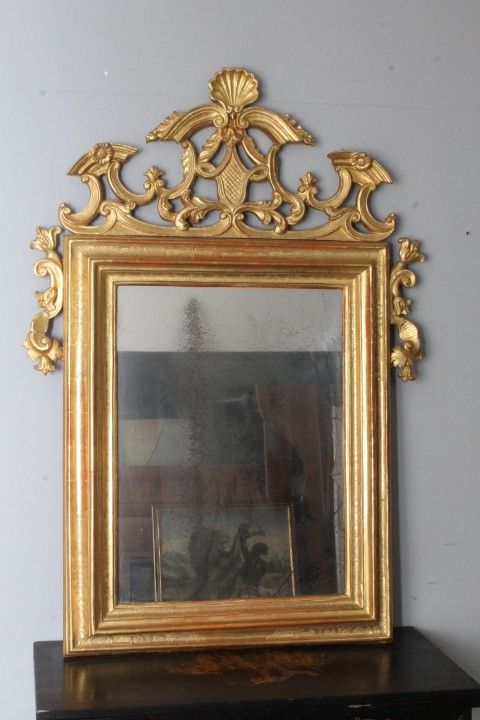 Miroir ancien du milieu du 18ème siècle. Or pur. avec belle cimaise. Mesure 135 x cm 95