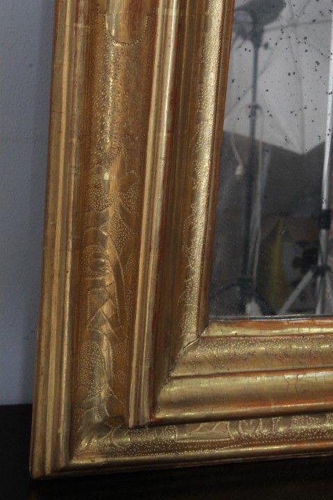 Miroir ancien du milieu du 18ème siècle. Or pur. avec belle cimaise. Mesure 135 x cm 95