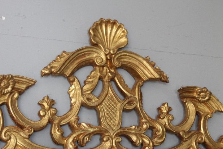 Miroir ancien du milieu du 18ème siècle. Or pur. avec belle cimaise. Mesure 135 x cm 95