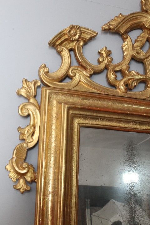 Miroir ancien du milieu du 18ème siècle. Or pur. avec belle cimaise. Mesure 135 x cm 95
