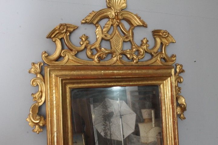 Miroir ancien du milieu du 18ème siècle. Or pur. avec belle cimaise. Mesure 135 x cm 95