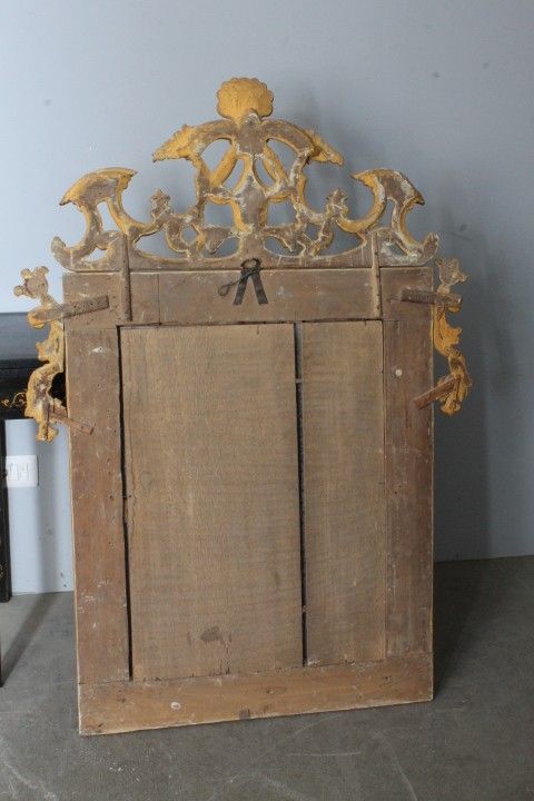 Miroir ancien du milieu du 18ème siècle. Or pur. avec belle cimaise. Mesure 135 x cm 95