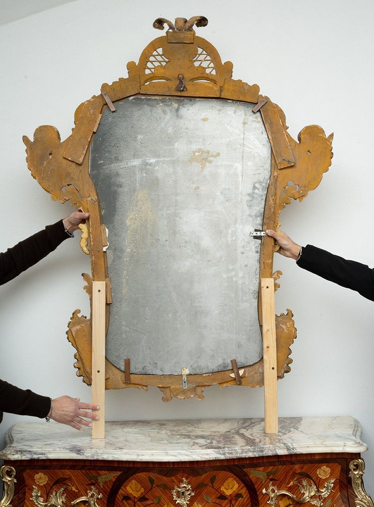 Miroir ancien en bois doré et sculpté. Rome XVIIIe siècle.