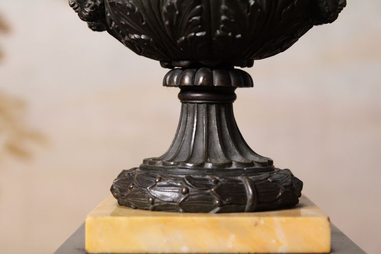 Paire de vases Medicis en bronze patiné, XIXème siècle