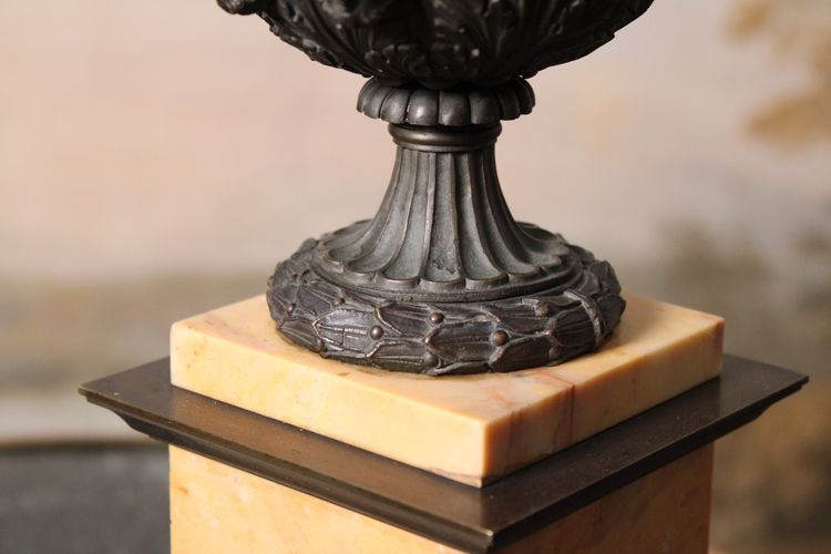 Paire de vases Medicis en bronze patiné, XIXème siècle