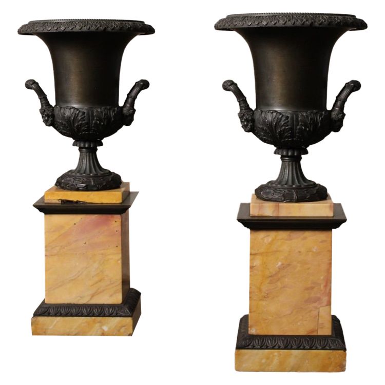Paire de vases Medicis en bronze patiné, XIXème siècle