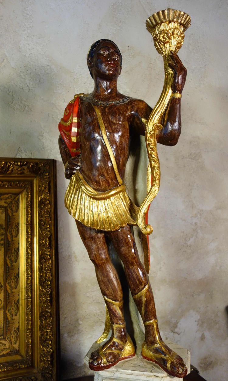 Paire de porte-torchères en bois polychrome