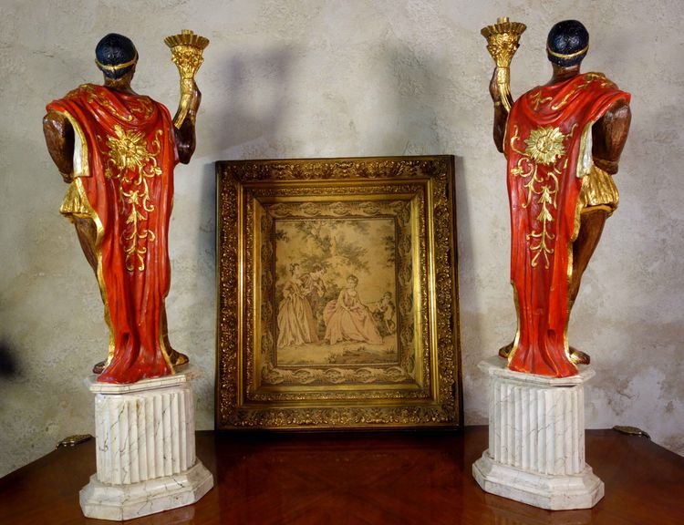Paire de porte-torchères en bois polychrome