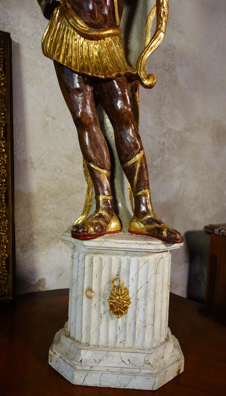 Paire de porte-torchères en bois polychrome