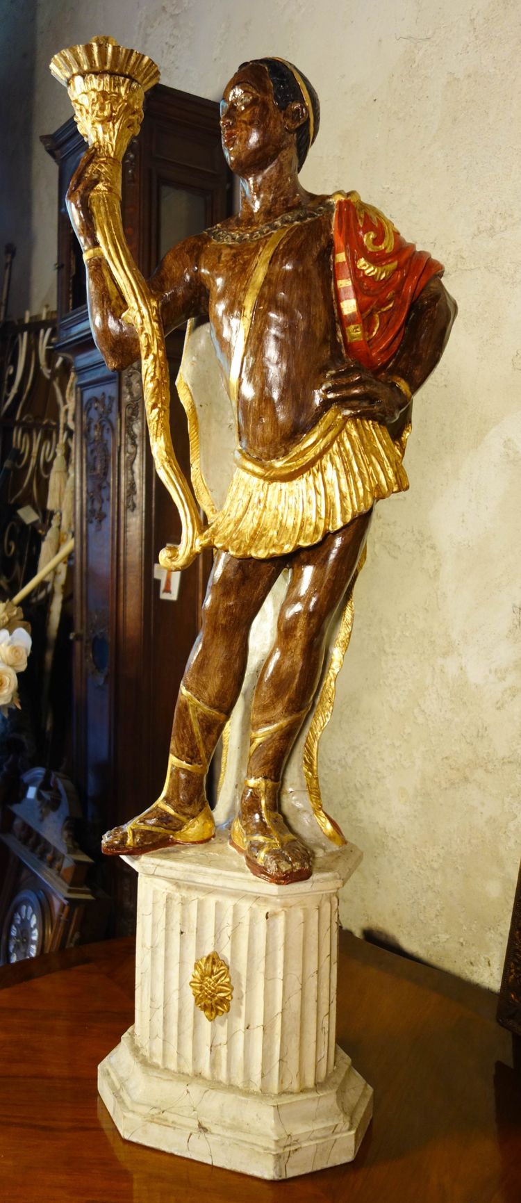 Paire de porte-torchères en bois polychrome