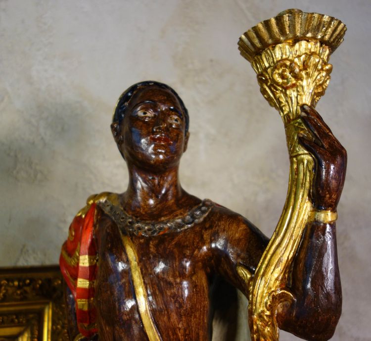 Paire de porte-torchères en bois polychrome