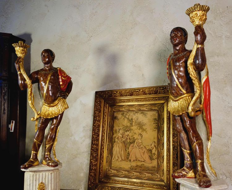 Paire de porte-torchères en bois polychrome