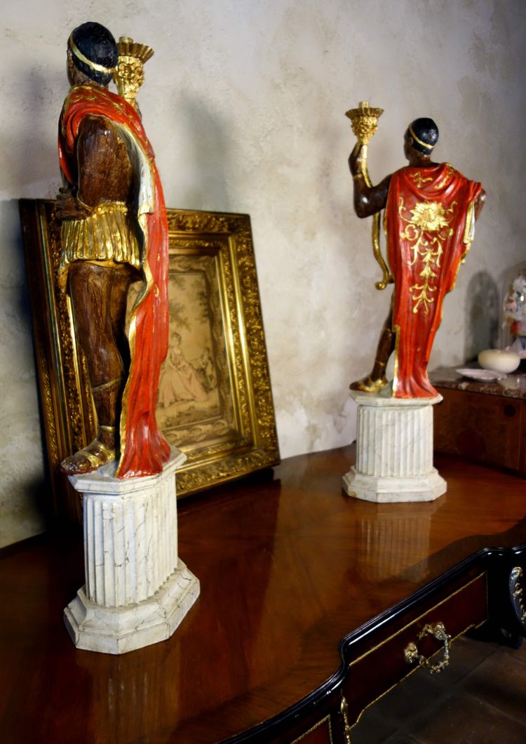 Paire de porte-torchères en bois polychrome