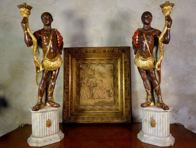 Paire de porte-torchères en bois polychrome