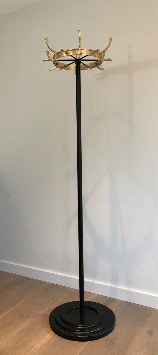 Appendiabiti in metallo laccato nero e ottone, opera francese di Jacques Adnet. Intorno al 1950