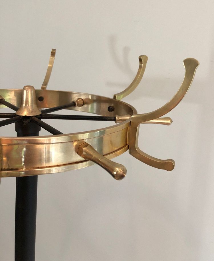 Appendiabiti in metallo laccato nero e ottone, opera francese di Jacques Adnet. Intorno al 1950