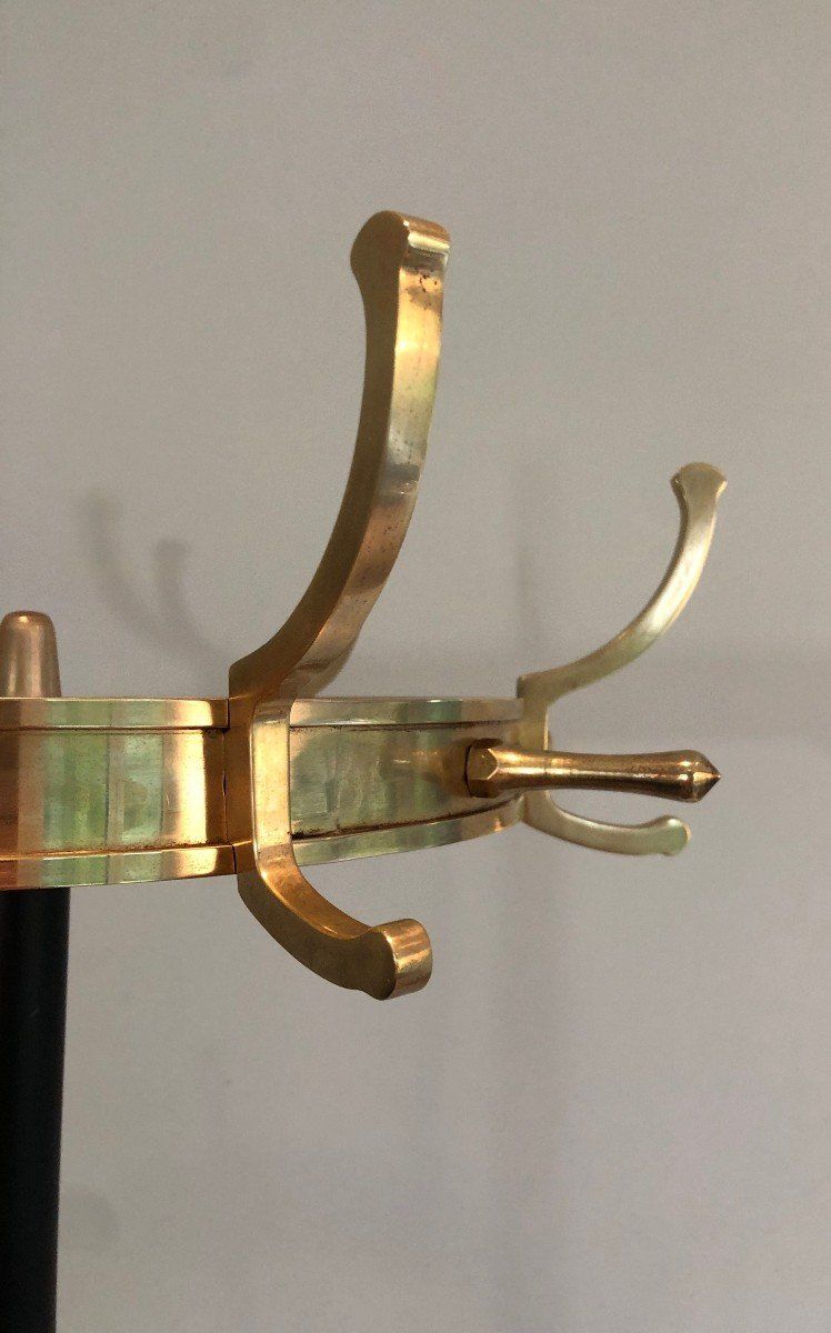 Appendiabiti in metallo laccato nero e ottone, opera francese di Jacques Adnet. Intorno al 1950