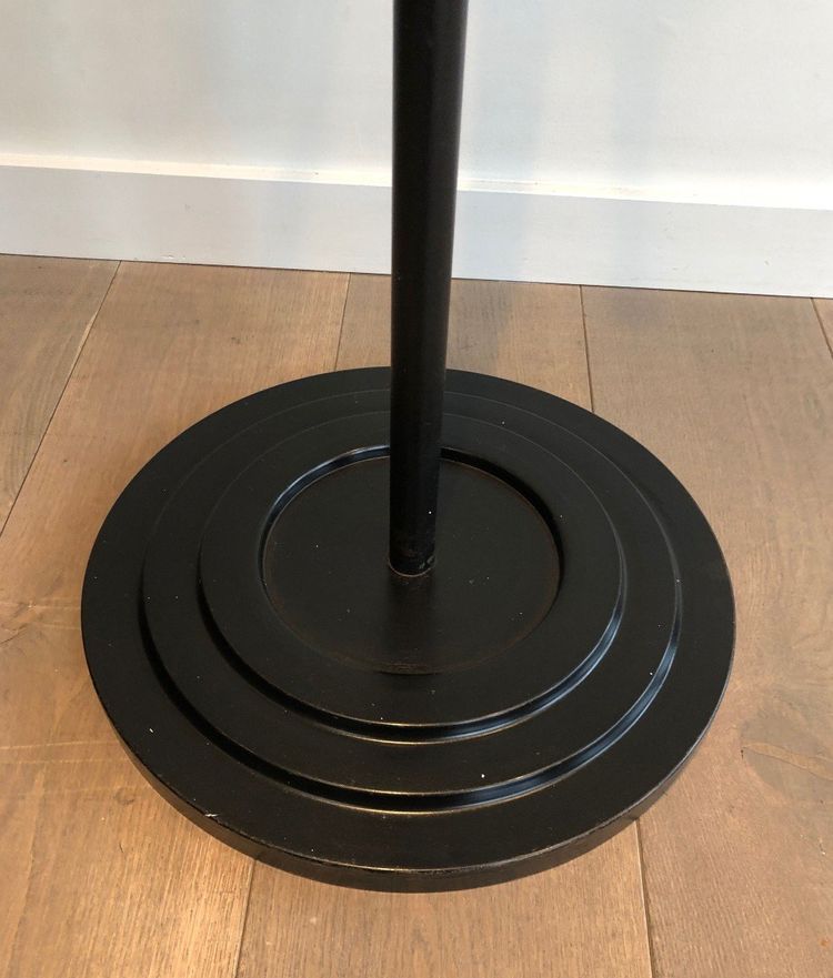 Appendiabiti in metallo laccato nero e ottone, opera francese di Jacques Adnet. Intorno al 1950
