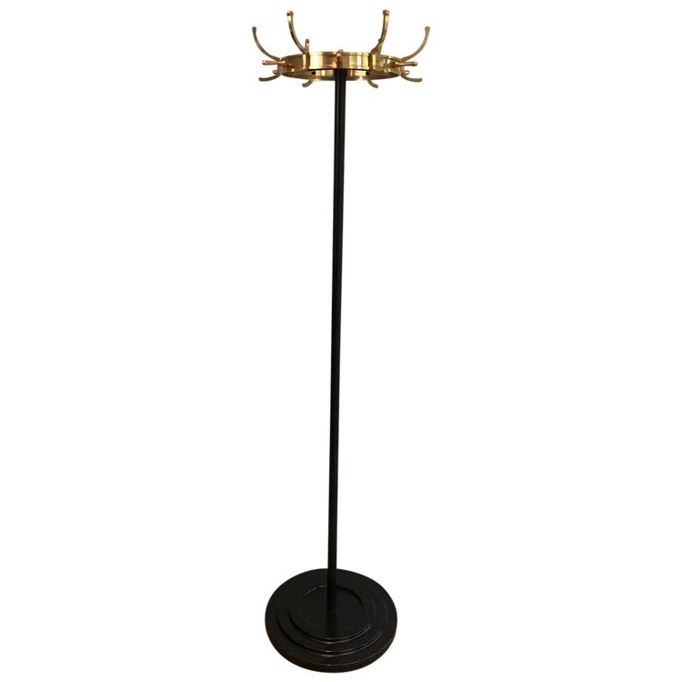 Appendiabiti in metallo laccato nero e ottone, opera francese di Jacques Adnet. Intorno al 1950