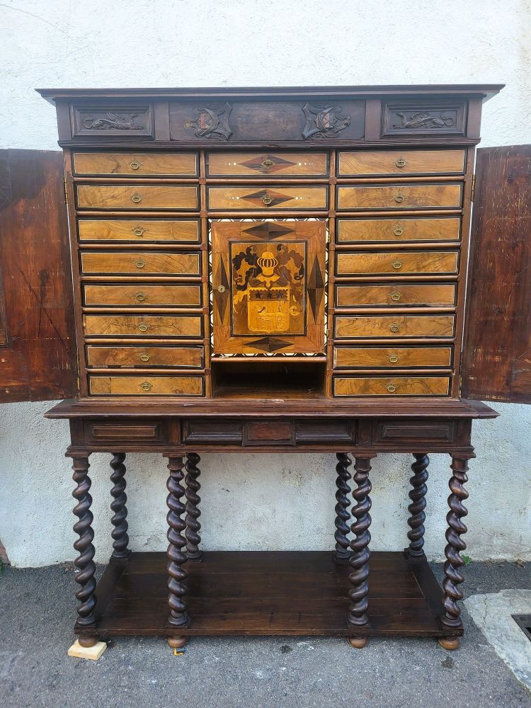 Grande armadio con teatro su gambe, Olanda, XIX secolo