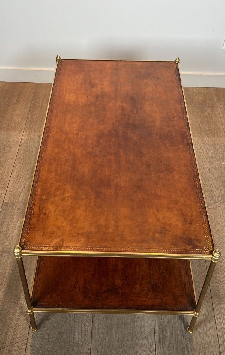 Importante Table Basse De Style Néoclassique En Laiton à Deux Plateaux De Cuir.