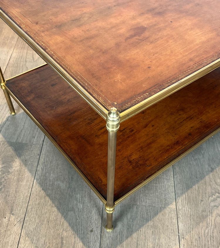 Importante Table Basse De Style Néoclassique En Laiton à Deux Plateaux De Cuir.