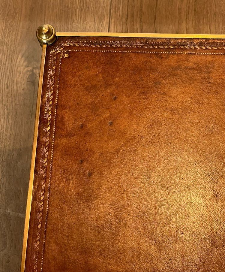 Importante Table Basse De Style Néoclassique En Laiton à Deux Plateaux De Cuir.