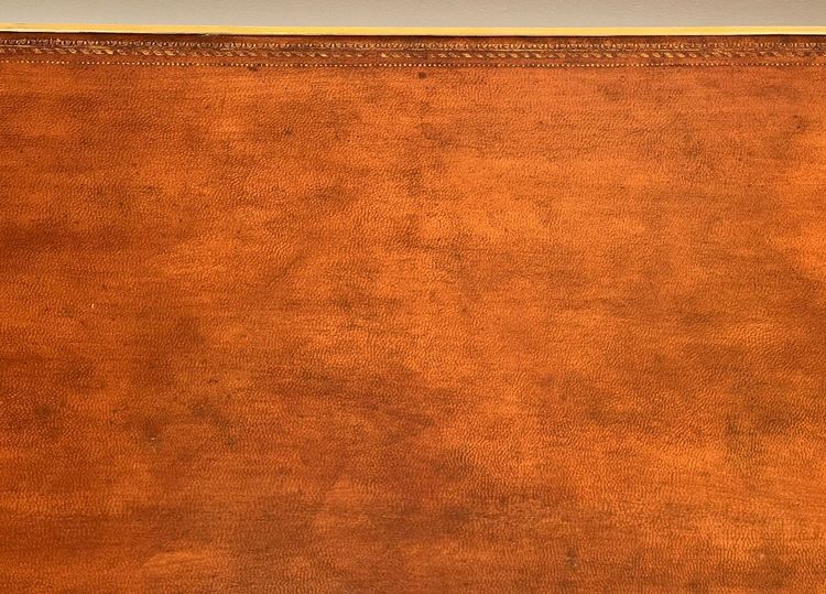 Importante Table Basse De Style Néoclassique En Laiton à Deux Plateaux De Cuir.