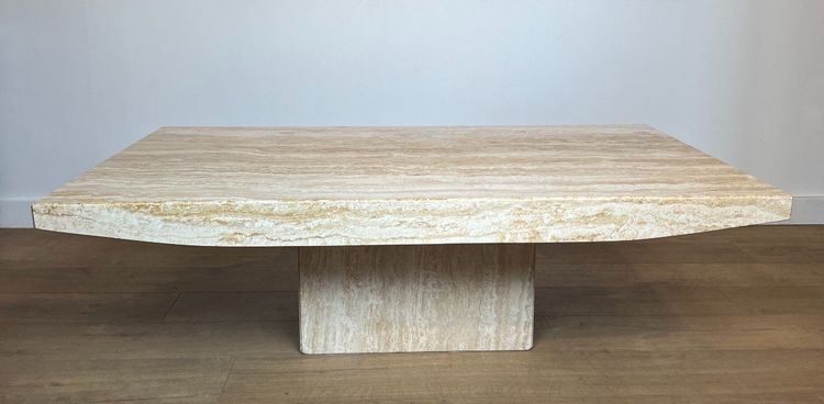 Tavolino da caffè di design in travertino. Opera italiana firmata Stone International. Intorno al 1980