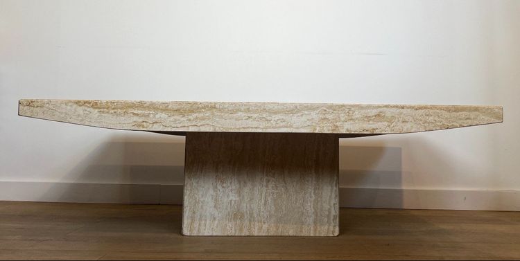 Tavolino da caffè di design in travertino. Opera italiana firmata Stone International. Intorno al 1980