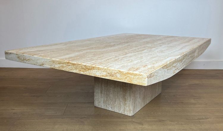 Tavolino da caffè di design in travertino. Opera italiana firmata Stone International. Intorno al 1980